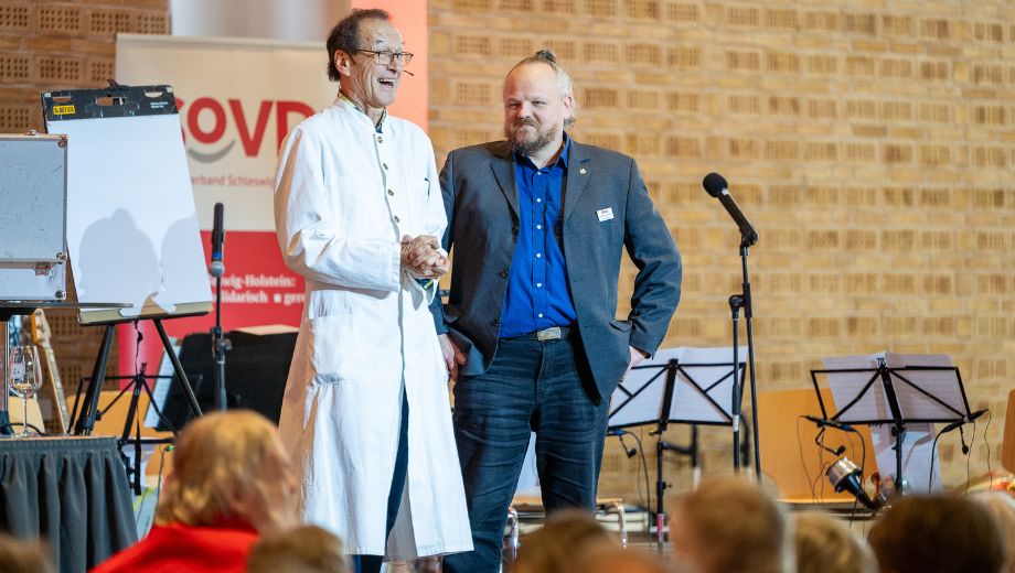 Dr. von Hase und Matthias Richter aus dem SoVD-Ortsverband Kiel-Elmschenhagen Dr. von Hase und Matthias Richter aus dem SoVD-Ortsverband Kiel-Elmschenhagen