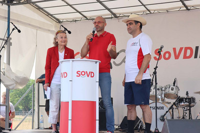 Drei Menschen nebeneinander auf der Bühne. 