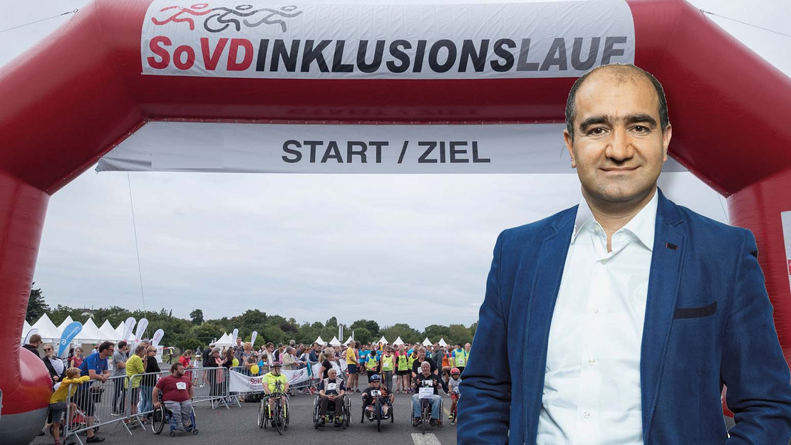 Özcan Mutlu vor dem Startfeld des SoVD-Inklusionslauf. 