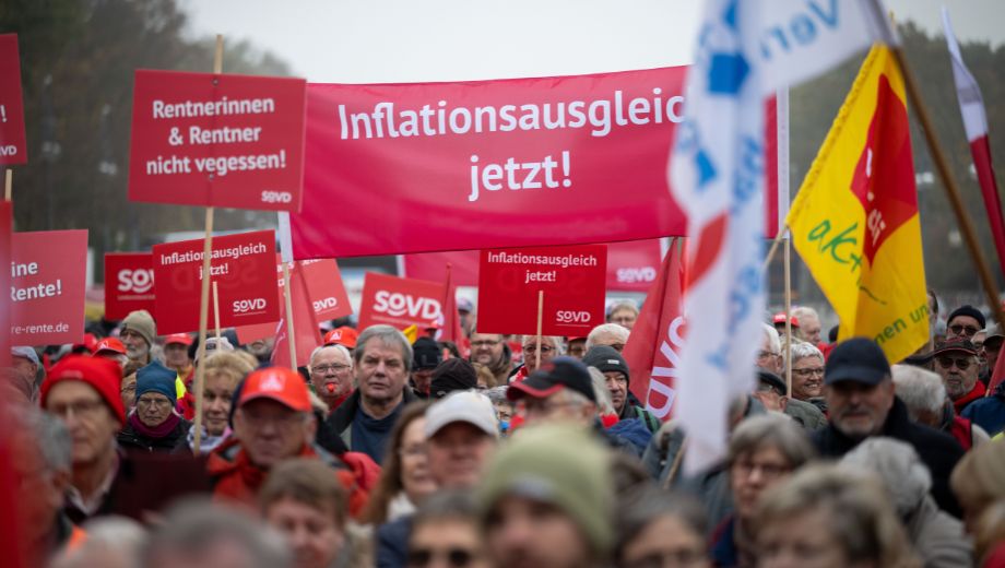 Weit mehr als tausend Menschen demonstrierten vor dem Brandenburger Tor für einen Inflationsausgleich für Rentnerinnen und Rentner