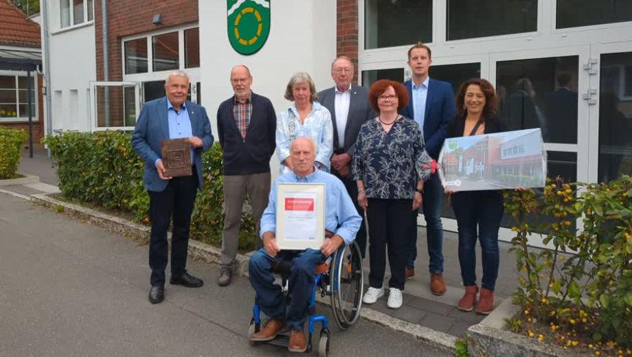 Besonders barrierefrei: Der SoVD Schleswig-Holstein hat das Bürgerhaus in Oering mit dem Gütesiegel geehrt